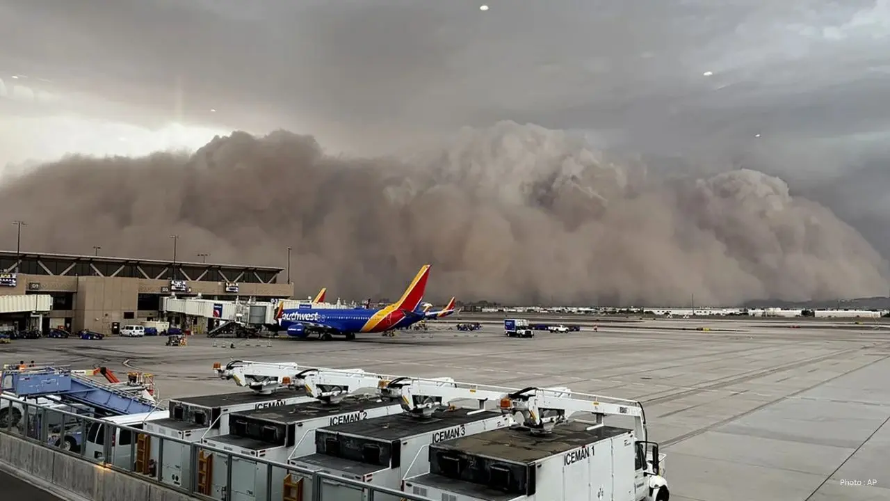 Fierce Winds  Dust Storm Cause Chaos In Southern Manitoba