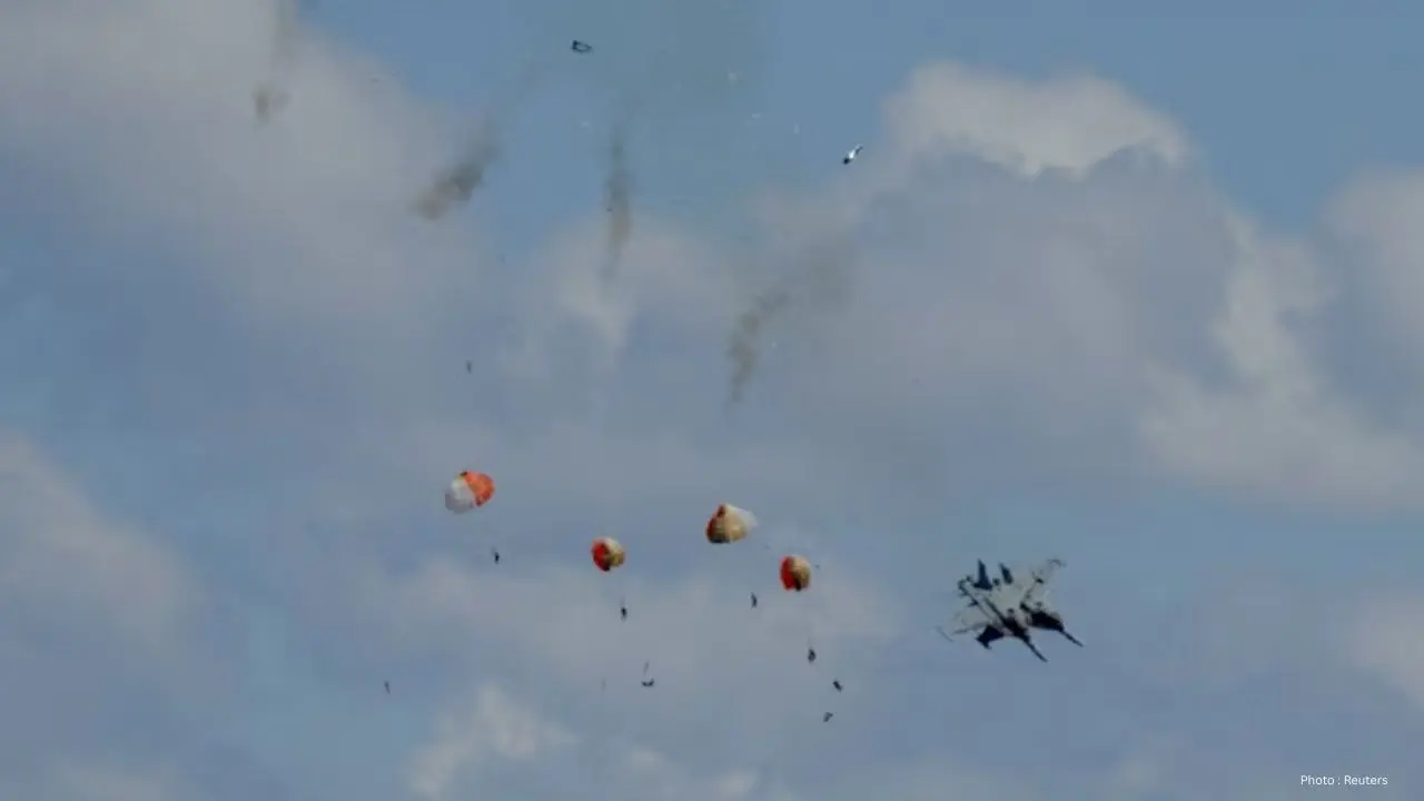 4 Crew Members Ejected Safely After 2 U.S. Navy Jets Crash During Air Show