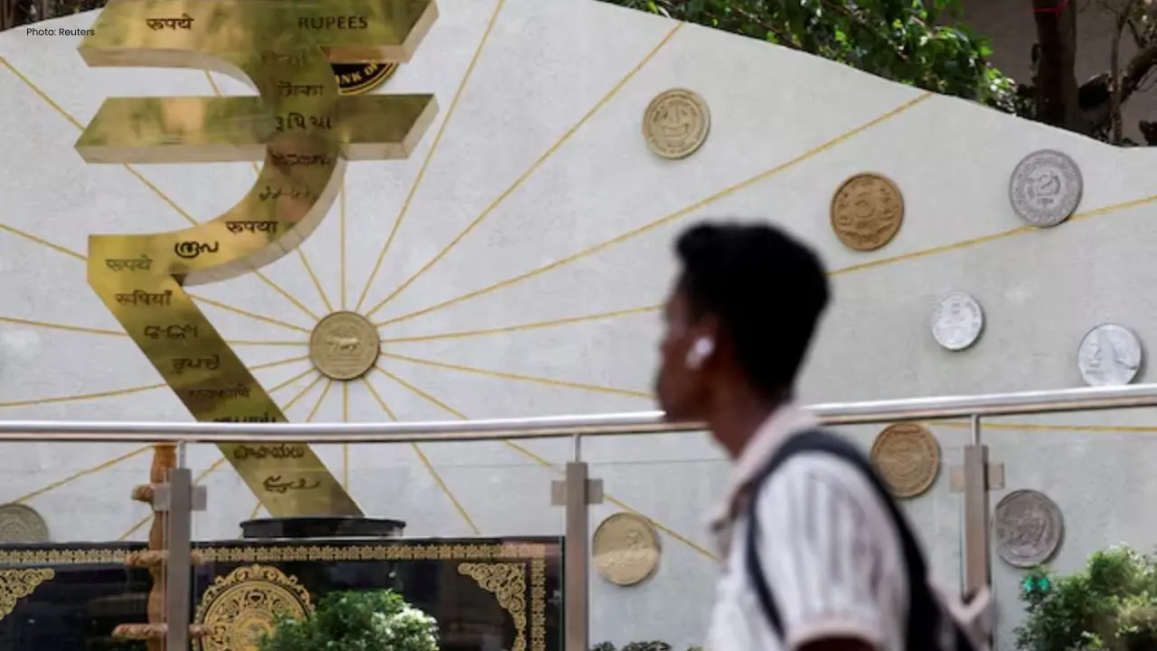 RBI Evaluates Interest Rate Increase as Rupee Declines
