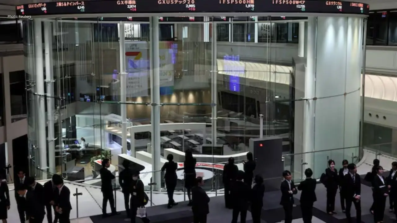 Nikkei Dips as Caution Grows Over AI Stock Surge