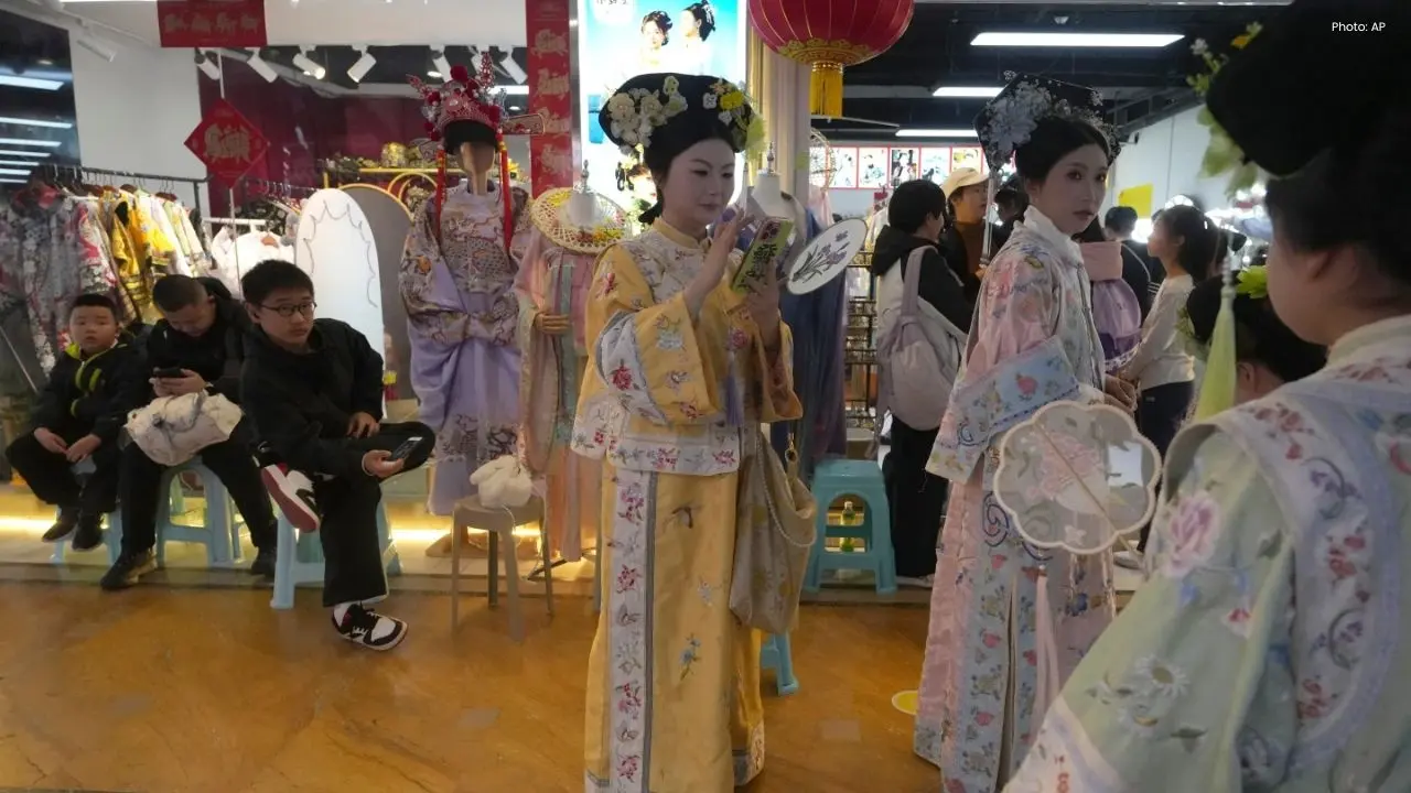 Beijing Sees Surge in Traditional Costume Tourism
