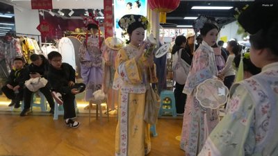 Beijing Sees Surge in Traditional Costume Tourism